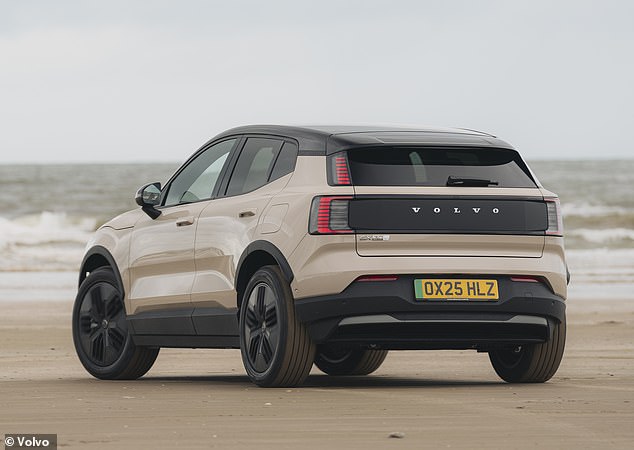 تتمتع EX30 بإحصائيات أداء ممتازة: 428 حصانًا و0-6 ميل في الساعة في 3.6 ثانية ولكن على الرغم من كل المتعة التي يمكن أن توفرها، فهي جامحة بعض الشيء عند السرعات العالية وخاصة عند المنعطفات