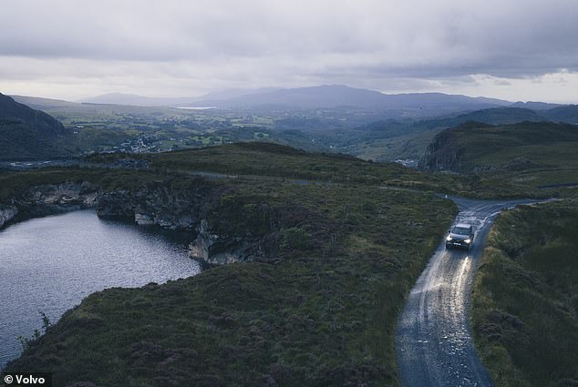أشك في أن أي شخص يشتري XC90 يرغب في قيادتها في أي مكان أكثر وعورة أو بعدًا من المحجر الذي قدت السيارة فيه، وفي هذه الحالة تكون قدرات الدفع الرباعي الخاصة بها أكثر من كافية للمهمة