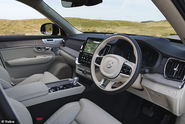 تصميم داخلي رائع: في الأيام الويلزية الرطبة والبرية، كنت أستقل سيارة XC90 وأشعر وكأنني استلقيت على الأريكة ومعي زجاجة ماء ساخن وبطانية وفنجان من الشاي.