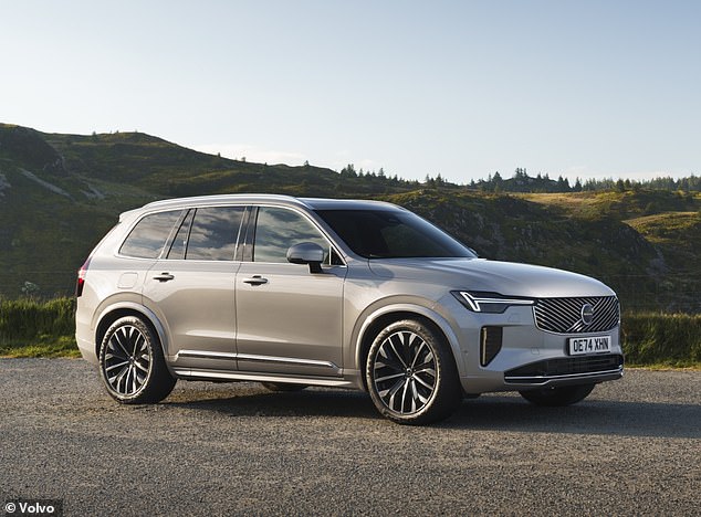 تعد سيارة XC90 ذات السبعة مقاعد والتي تبلغ قيمتها 72.760 جنيهًا إسترلينيًا أرخص بكثير من سيارة رينج روفر ذات السبعة مقاعد والتي يبدأ سعرها من 120.055 جنيهًا إسترلينيًا. تبلغ تكلفة سيارة BMW X7 ما لا يقل عن 92.140 جنيهًا إسترلينيًا