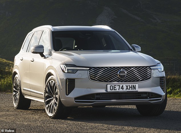 توهج: تتميز سيارة XC90 المحسنة بشبكة رسومية جديدة ومصابيح أمامية Thor's Hammer أقل حجماً وغطاء محرك منحوت أكثر