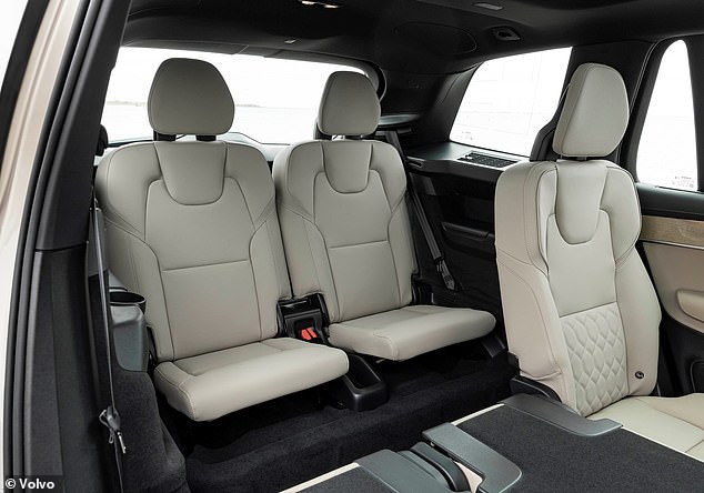 تحتوي سيارة XC90 على سبعة مقاعد - وهي سبعة مقاعد فخمة. خمسة من المقاعد السبعة مزودة بتدفئة، والمقاعد الأمامية ذات الزخارف الأعلى بها وظيفة التهوية والتدليك. الصف الثاني ينزلق ويتكئ