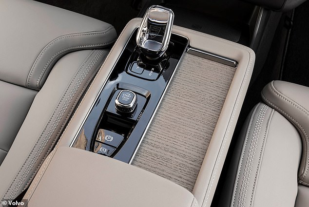 محدد محرك الأقراص البلوري جميل جدًا لدرجة أنه ينتمي إلى قطعة الوشاح. ولكن في أي وقت من الأوقات، لا تشعر سيارة XC90، على الرغم من روعتها، بأنها ثمينة للغاية