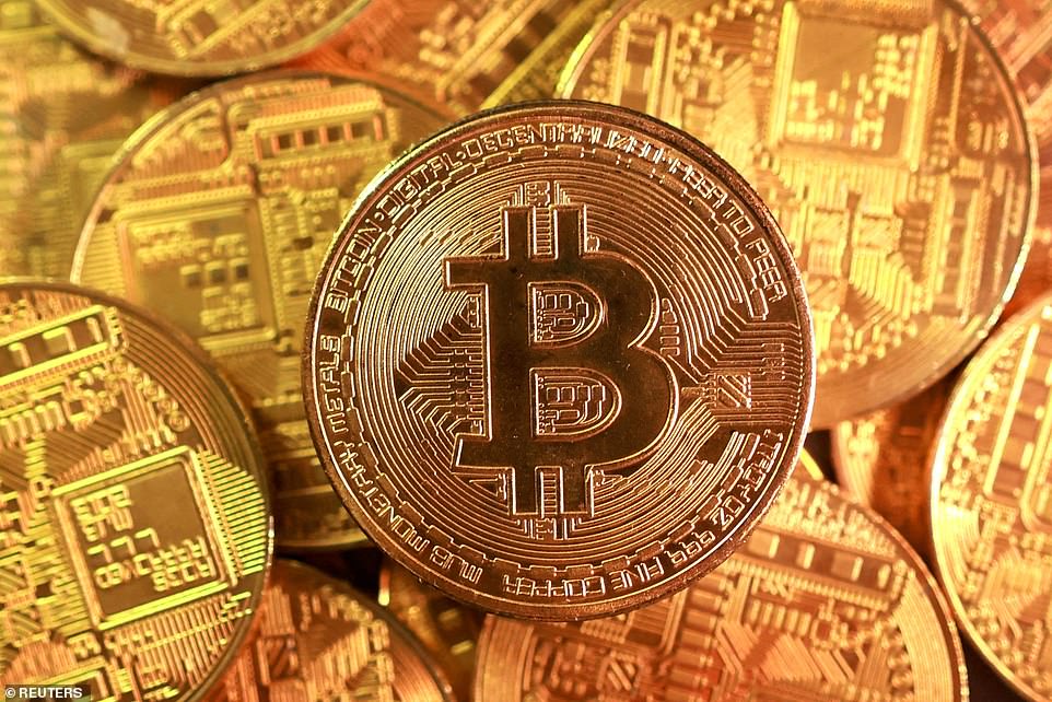 وأثبتت عملة البيتكوين أيضًا شعبيتها، حيث تم تداولها عند حوالي 122000 دولار أمس بعد أن سجلت مستوى قياسيًا عند 125000 دولار يوم الاثنين.