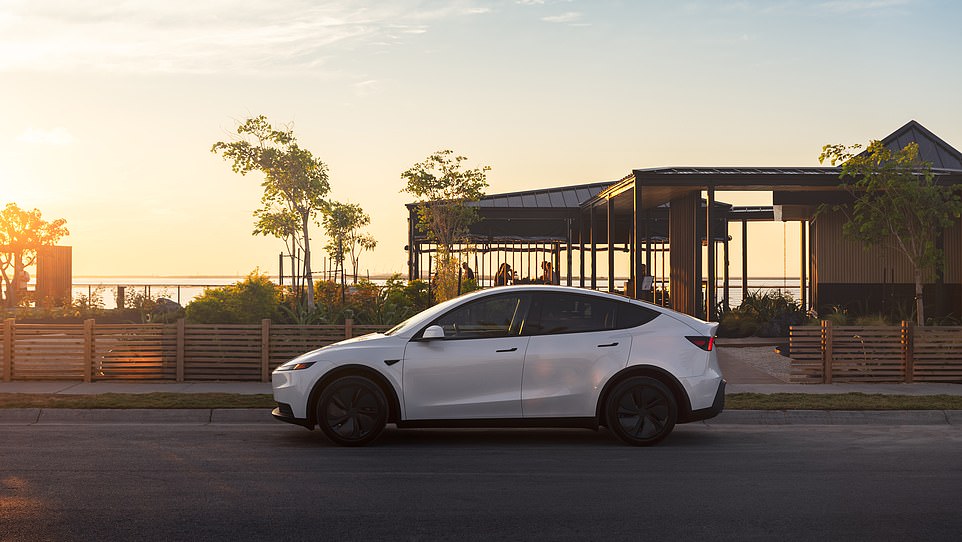 في الجزء العلوي من طراز Model 3، يوفر الطراز 3 Performance الآن 355 ميلًا بين الشحنات بفضل الترقية، مقارنة بـ 328 ميلًا سابقًا. يوفر الطراز Y Long Range All-Wheel Drive الآن مسافة 390 ميلاً على عجلات مقاس 19 بوصة أو 372 ميلاً على إطارات مقاس 20 بوصة، ارتفاعًا من 364 ميلًا و353 ميلًا على التوالي. تتضمن الترقيات الأخرى للطراز 3 كاميرا أمامية جديدة، موجودة في المصد الأمامي والتي توفر للسائقين رؤية موسعة للمناطق المحيطة على الشاشة المركزية.