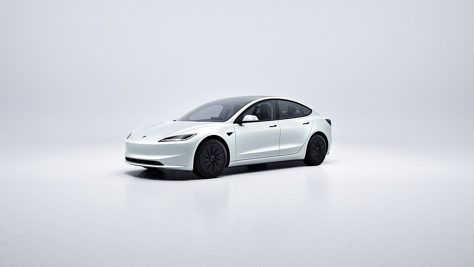 وعدت Tesla بأن الإصدارات القياسية من كلتا السيارتين ستكون