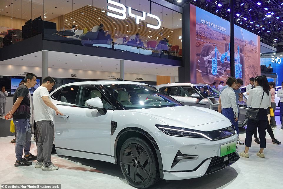 وذلك قبل الأخذ في الاعتبار أمثال MG - وهو اسم تجاري بريطاني مألوف، ولكنه الآن مملوك للصين، مع سيارات مصنوعة في الصين. باعت MG 14,577 سيارة في المملكة المتحدة في سبتمبر. وقد تعزز الطلب على الوافدين الصينيين الجدد من خلال التحول إلى السيارات الكهربائية، وهي السوق التي أصبح يهيمن عليها المصنعون الصينيون عالميًا.
