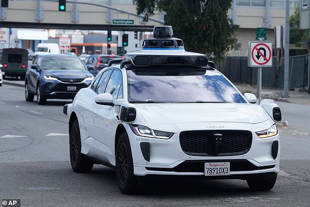 دخلت الشركة في شراكة مع Jaguar Land Rover (JLR) وجهزت السيارات الكهربائية ببرنامج Waymo Driver - وهو اسم تقنية القيادة الذاتية من Waymo - في لندن.