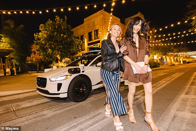 تغطي Waymo مئات الآلاف من الرحلات كل أسبوع بالفعل في الولايات المتحدة، مع Waymo حاليًا في فينيكس وسان فرانسيسكو ولوس أنجلوس وأوستن وأتلانتا