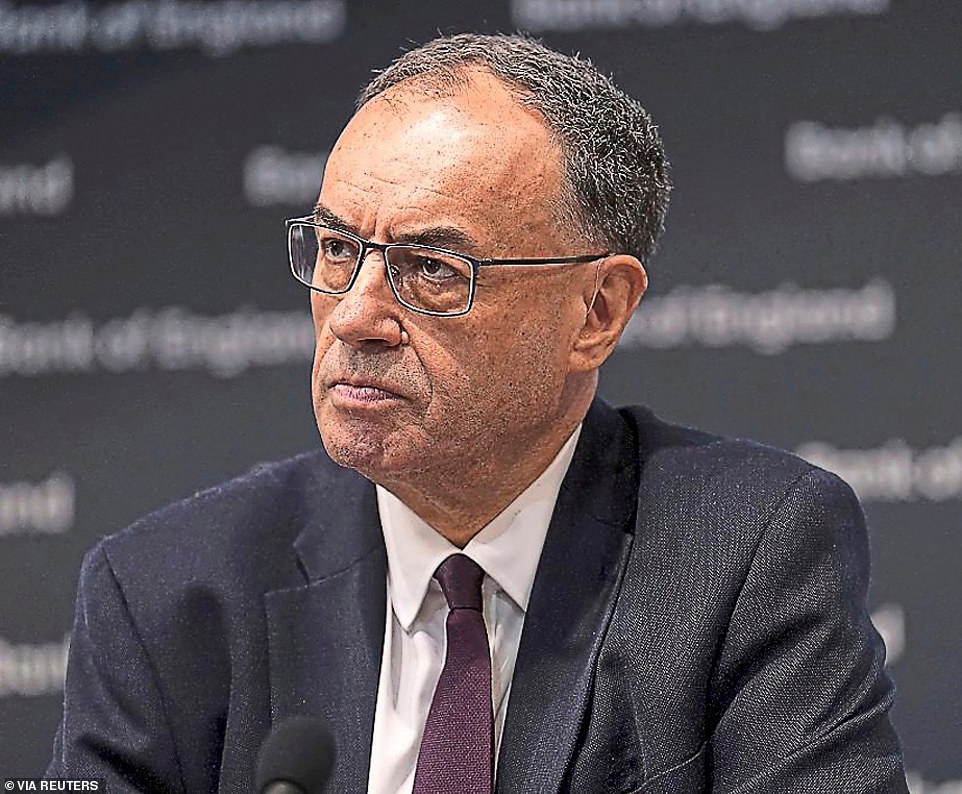 وهذا يعني أنه يمكن الحصول على المكافآت بشكل أسرع من الاقتراح السابق للبنك المركزي البريطاني بخفض فترات التأجيل إلى خمس سنوات لبعض المصرفيين. وقال البنك هذا الأسبوع إنه سيمنح الشركات أيضًا 
