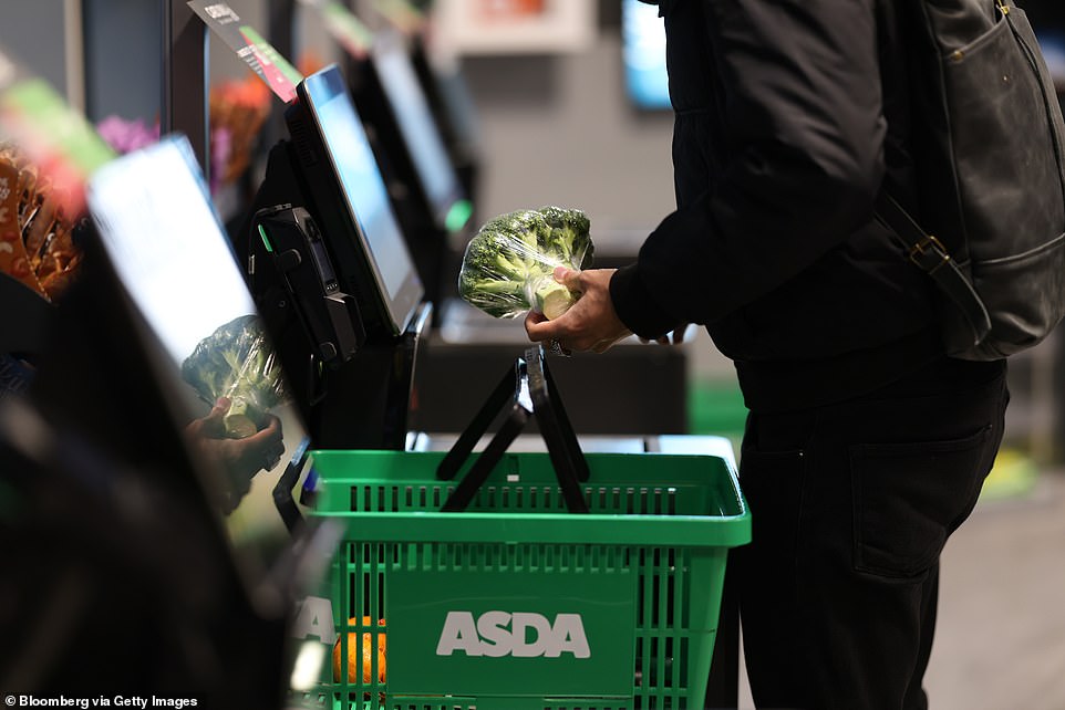 كان نورمان رئيسًا تنفيذيًا ثم رئيسًا لشركة Asda من عام 1991 حتى عام 1999، ويُنسب إليه الفضل في إنقاذ السوبر ماركت قبل بيعه لشركة Walmart الأمريكية العملاقة.