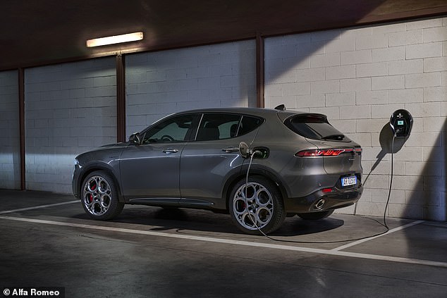 وصف تيم ديكستر، مدير سياسة المركبات في T&E UK، السيارات الهجينة - مثل Alfa Romeo Tonale PHEV في الصورة - بأنها