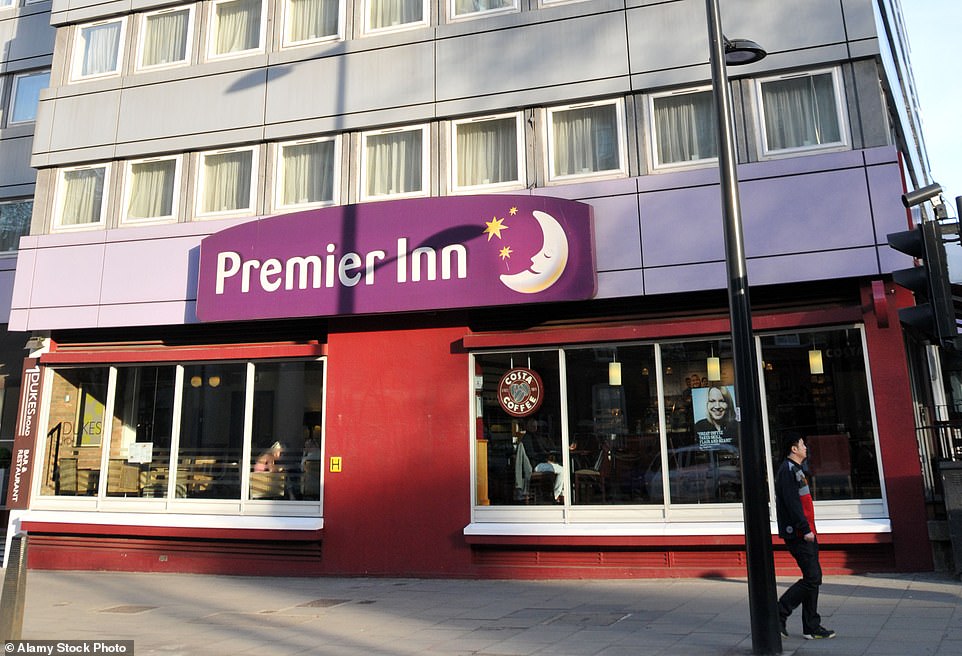 وحذرت شركة الاتصالات العملاقة BT ومالكة Premier Inn Whitbread من أن ارتفاع التكاليف يؤثر سلبًا على الأعمال والاقتصاد على نطاق أوسع. وجاءت هذه التعليقات في الوقت الذي أظهرت فيه الأرقام الرسمية أن الاقتصاد استقر خلال الصيف، مع ارتفاع الإنتاج بنسبة 0.1 في المائة فقط في أغسطس بعد انكماش بنسبة 0.1 في المائة في يوليو.