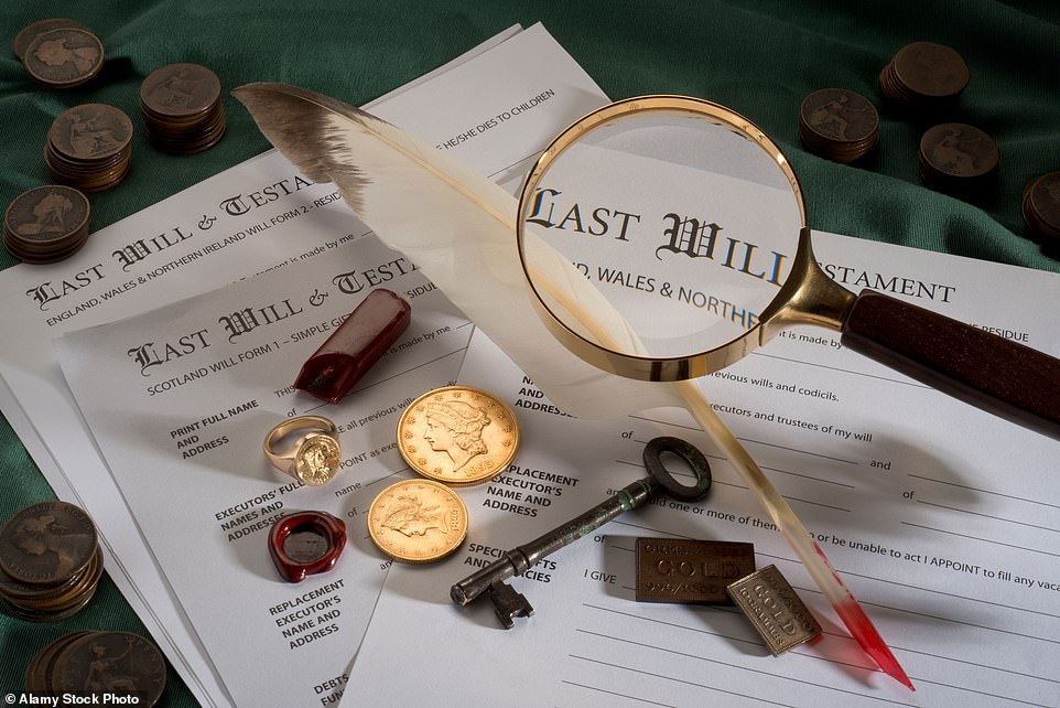 وقد شمل ذلك تزايد الطلب على صناديق الذهب المتداولة في البورصة (ETFs) التي يتم تداولها في سوق الأسهم وتتبع حركة السبائك، مما يجعل الوصول إلى المعدن أكثر سهولة للمستثمرين.