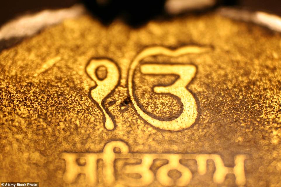 وبلغ سعر الذهب 4295 دولارًا للأوقية، لترتفع مكاسبه هذا العام إلى 64%، في حين سجلت الفضة أيضًا مستوى قياسيًا عند 54 دولارًا للأوقية. أشار المحللون إلى أن الذهب قد يكون في طريقه إلى 5000 دولار، حيث يبحث المستثمرون المتوترون عن مكان آمن لحفظ أموالهم بينما يتراكم الآخرون، فيما يوصف بأنه