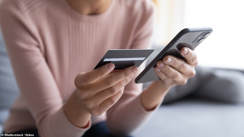 تعرض أكثر من ربع ضحايا عمليات الاحتيال، أي حوالي 26 في المائة، للخداع من خلال عمليات احتيال التسوق عبر الإنترنت، على سبيل المثال المواقع المزيفة التي تبيع سلعًا مزيفة أو غير موجودة. وقالت موقع Citizens Advice إن بعض هؤلاء الضحايا أنفقوا مئات الجنيهات على منتجات مثل الملابس والهواتف المحمولة والأثاث، لكنهم حصلوا على أشياء مزيفة. قبل عيد الميلاد وأحداث التسوق الكبيرة مثل مبيعات الجمعة السوداء وعيد الميلاد، حذرت Citizens Advice من أن عمليات الاحتيال هذه من المرجح أن تصبح أكثر انتشارًا.