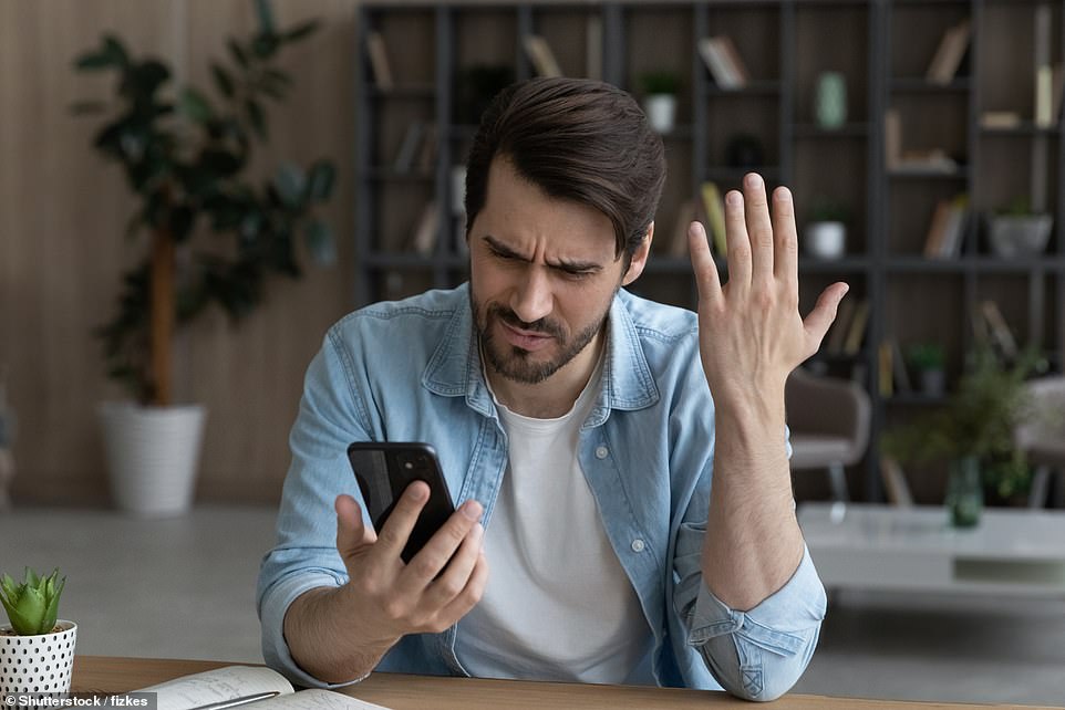 وشكلت عمليات الاحتيال المالي الأخرى 18 في المائة أخرى من الحالات، حيث قام المحتالون بخداع الضحايا المطمئنين من خلال التظاهر بأنهم بنوك وتقديم قروض وهمية. وقال نحو 17 في المائة من الضحايا إنهم سلموا معلومات مالية، مثل تفاصيل حساباتهم المصرفية، إلى المحتالين، بينما اعترف 13 في المائة منهم بالكشف عن تفاصيل أمنية مثل كلمات المرور والرموز السرية.