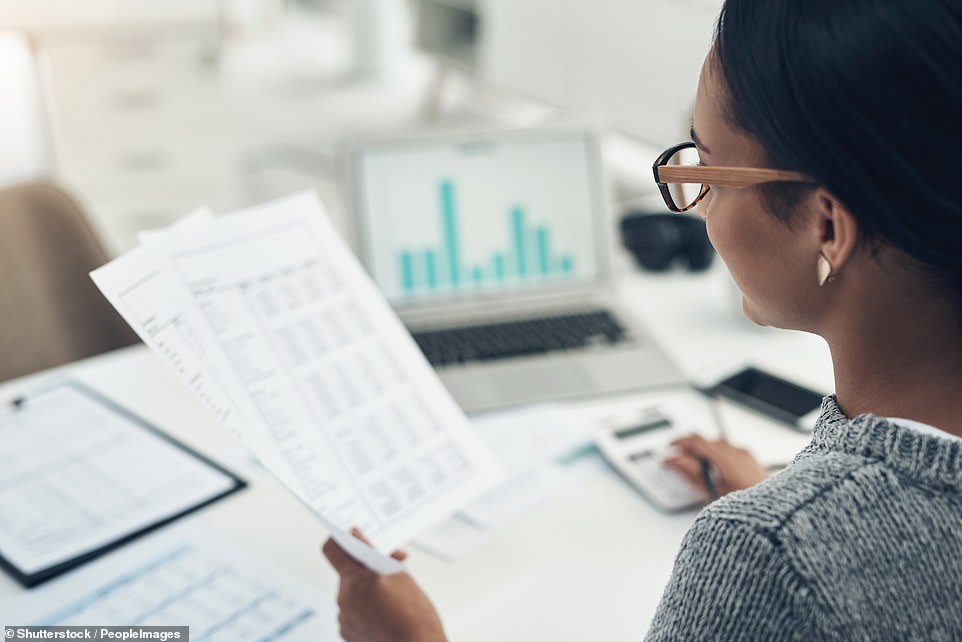 ومن المتوقع أن تشهد دول أوروبا الغربية ارتفاع معدلات الإعسار بنسبة 6 في المتوسط هذا العام، حيث تشهد فرنسا وسويسرا وألمانيا ارتفاعا في المعدلات بنسبة 35 و 26 و 11 في المائة على التوالي. وفي الولايات المتحدة، من المتوقع أن ترتفع معدلات الإعسار بنسبة 9 في المائة هذا العام، و8 في المائة في عام 2026، قبل أن تنخفض بنسبة 1 في المائة في عام 2027.
