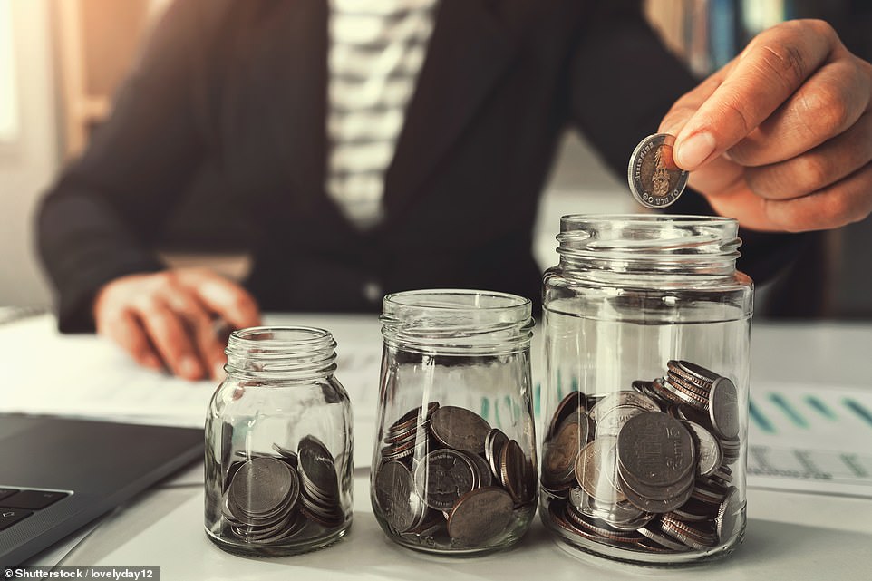 يمكن للعملاء الحصول على استرداد نقدي بنسبة 2% على الفواتير، بما يصل إلى 1500 جنيه إسترليني من الخصم المباشر سنويًا، مع ضمان السعر لمدة 12 شهرًا. وهذا من شأنه أن يكسب الشخص دفع الحد الأقصى للمبلغ كل شهر وهو 137 جنيهًا إسترلينيًا كفائدة على مدار العام، إذا ظل المعدل كما هو.