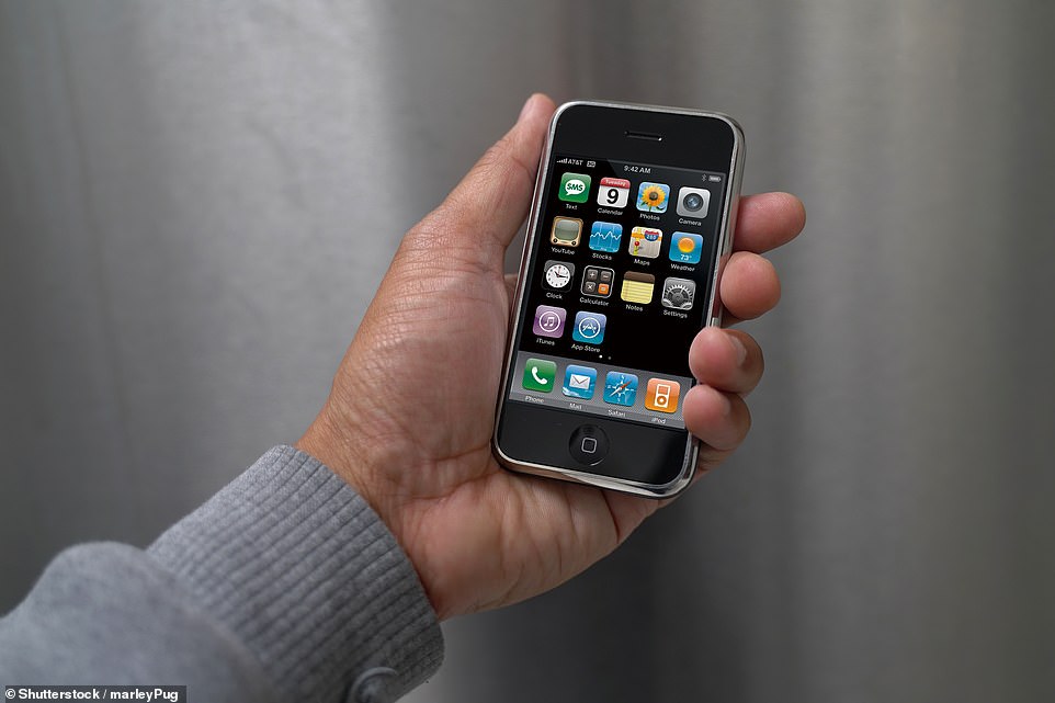 وفي الوقت نفسه، قال وود إن هواتف Apple Iphone الأصلية يمكن بيعها بمبلغ يتراوح بين 100 جنيه إسترليني و10000 جنيه إسترليني، اعتمادًا على الحالة. وتبلغ أسعار هواتف آيفون اللاحقة 250 جنيهًا إسترلينيًا في المتوسط، مع بيع الطرازات الأحدث بسعر أعلى بكثير، بينما يمكن أن تباع هواتف سامسونج مقابل 200 جنيه إسترليني في المتوسط. وبالمقارنة، فإن العلامات التجارية الأقل شهرة مثل HTC وLG تباع بمتوسط 40 جنيهًا إسترلينيًا و32.50 جنيهًا إسترلينيًا على التوالي. لقد أنتجت قوائم iPhone 45,000 ردًا على Gumtree هذا العام، حيث يتلقى هاتف iPhone في المتوسط 1.4 ردًا. وقال كيم فورا، خبير المستهلك في Gumtree: