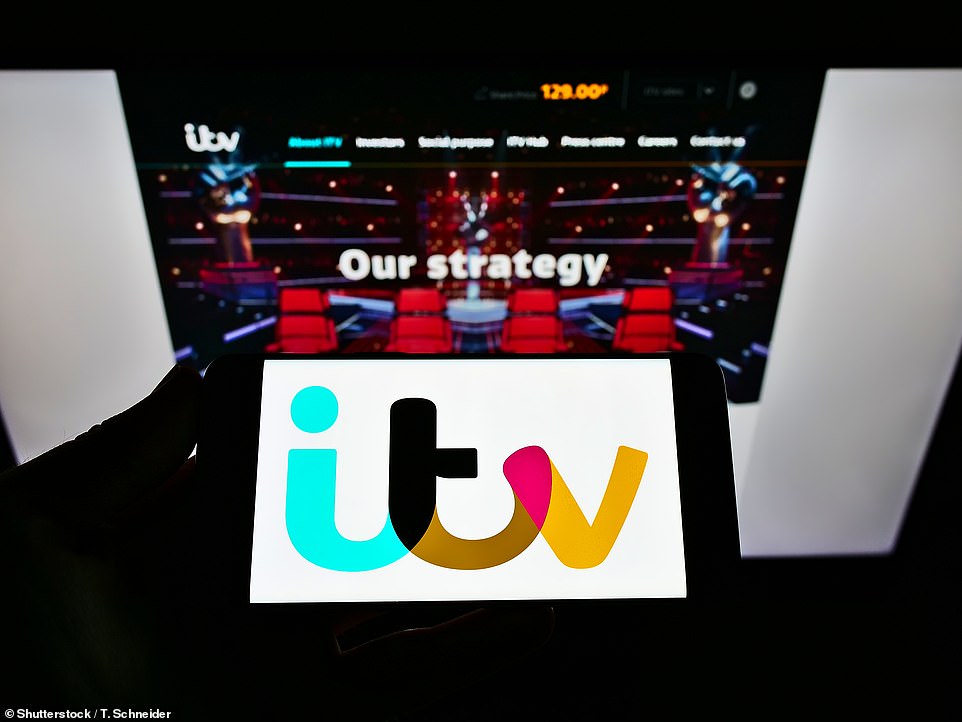 تجد قناة ITV نفسها باستمرار تسبح ضد التيار. لا يعد هذا بمثابة تصويت بالثقة عندما يقرر المستثمر الأساسي Liberty Global، وهو أحد أكبر اللاعبين في البث العالمي ومالك سباقات السيارات F1 التي تدر الأموال، التخلص من نصف حصته البالغة 10 في المائة في القناة التجارية البريطانية الشهيرة. ومن غير المستغرب أن تنخفض أسهم ITV بنسبة 8.6 في المائة، لتصل إلى 68.15 بنساً، أي نحو نصف قيمتها قبل أربع سنوات. يقول منتجو شارع التتويج والدراما الوثائقية