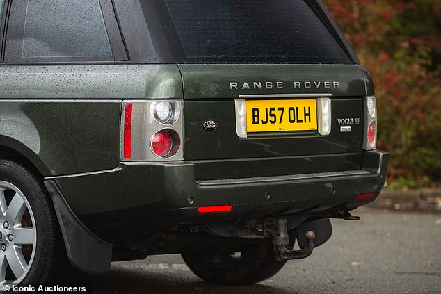 وفي تطور غير عادي، تمكن البائع من تحديد موقع هاتف Land Rover Special Vehicles الأصلي وإعادة توحيده، وهو الهاتف وسماعات الرأس ومعدات الترفيه الخلفية، وربما نفس العناصر المتوفرة مع السيارة عندما تكون جديدة