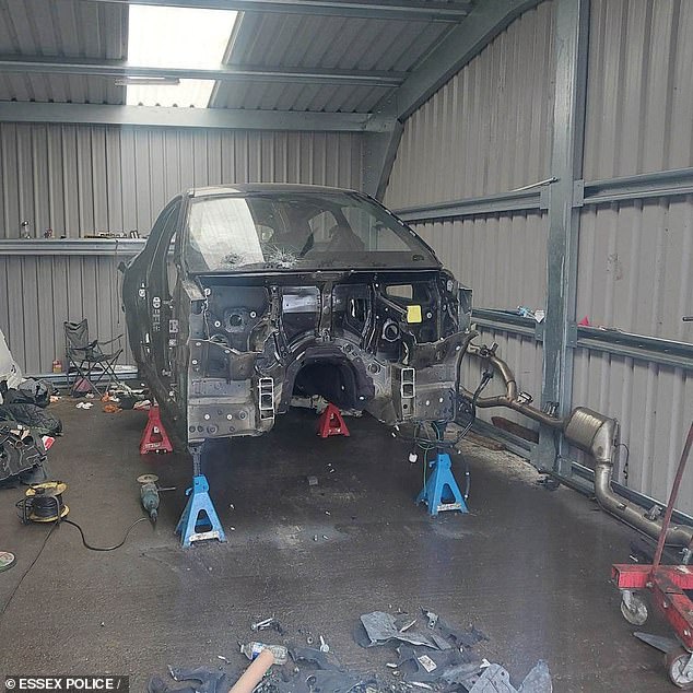يتم تجريد سيارة BMW من أجل قطع الغيار في متجر تقطيع غير قانوني حددته شرطة إسيكس في وقت سابق من هذا العام
