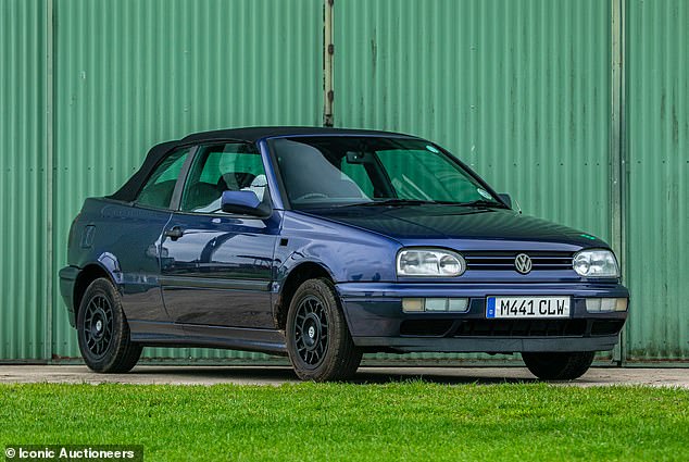 تعد سيارة Pink Floyd Edition 1995 VW Golf Cabriolet Mk3 النادرة واحدة من مجموعة محدودة من السيارات ذات الإصدار الخاص التي أنتجتها فولكس فاجن للاحتفال برعايتها للجولات الأوروبية الكبرى في التسعينيات.