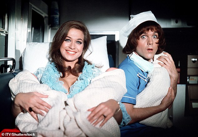 الفعل المزدوج: تم تصوير فاليري مع كينيث كوب في مشهد من فيلم Carry On Matron
