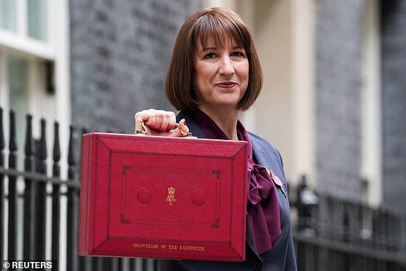 تحذير: يشعر الخبراء بالقلق من أن الأشخاص قد يلحقون الضرر بأموالهم التقاعدية إذا قاموا بسحب الأموال النقدية بناءً على تكهنات حول غارة على ميزانية راشيل ريفز والتي قد لا تحدث أبدًا