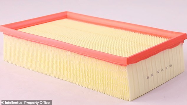 وكانت مرشحات الهواء المقلدة من بين الأجزاء المزيفة التي تم بيعها من وحدة التخزين الذاتي في جنوب جلوسيسترشاير. نظرًا لأن هذه الأجزاء لا تجتاز الاختبارات الصارمة، فمن غير المرجح أن تمنع الأجزاء المقلدة الأوساخ والغبار والجسيمات الأخرى من الدخول إلى المحرك، مما قد يتسبب في تلفه