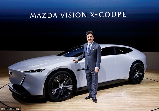 ماساهيرو مورو، الرئيس التنفيذي لشركة مازدا، في الصورة مع مفهوم Vision X-Coupe في معرض طوكيو للسيارات