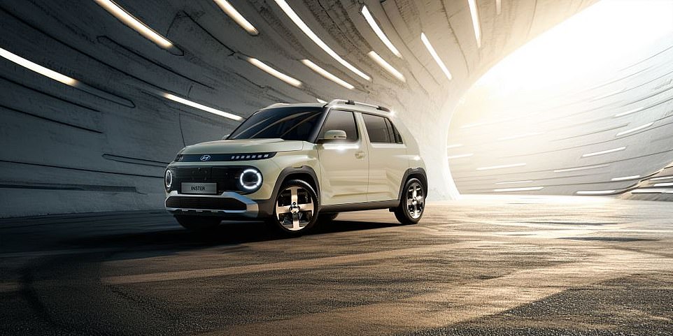 لا يمكننا أن نعرف على وجه اليقين ولكن يبدو من المحتمل جدًا أن يكون مطعم Hyundai Inster Backseat Bites على العجلات مؤهلًا أيضًا لأصغر مطعم في المملكة المتحدة. المنافس الآخر على اللقب الصغير سيكون مطعم نورفولك الذي تعتقد قناة ITV أنه يمكنه الحصول على اللقب في عام 2023 لأنه لا يتسع إلا لطاولة واحدة.