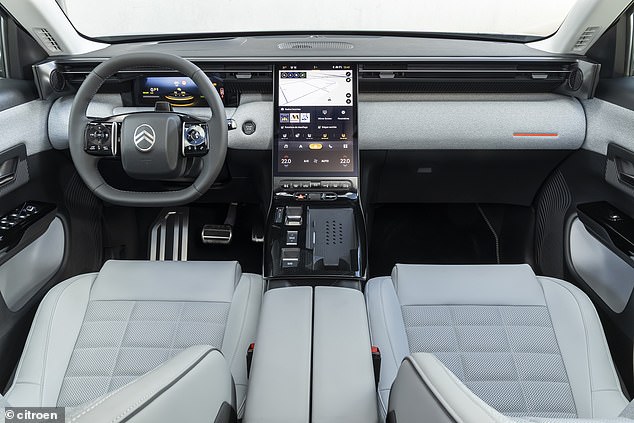 تعمل لوحة العدادات بنفس شكل الأريكة، وتقسم الشاشة 