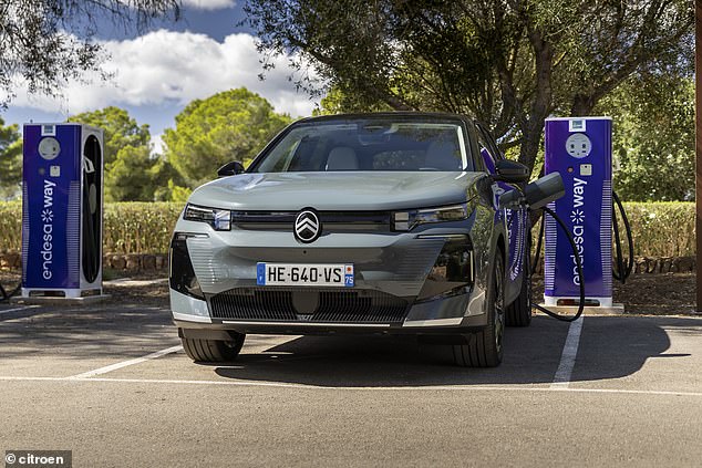 تم تمديد منحة السيارة الكهربائية وإضافة 1.3 مليار جنيه إسترليني إضافية إلى صندوق الحوافز الذي يساعد مشتري السيارات على شراء سيارات كهربائية جديدة أرخص