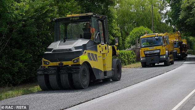 تتوفر أيضًا طرق أرخص من تلبيس السطح. تقنيات التجديد، على سبيل المثال، تقلل من هشاشة البيتومين في الطريق و