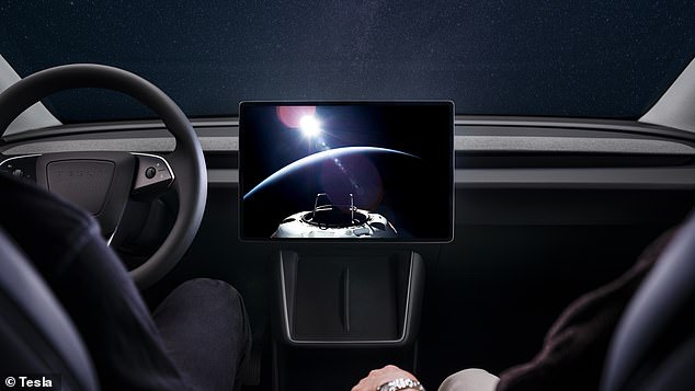 من المحتمل أن تأمل تسلا أن يجذب CarPlay المشترين بعد تراجع المبيعات مرة أخرى الشهر الماضي، مع انخفاض مبيعات المملكة المتحدة بنسبة 51% على أساس سنوي وشهدت بعض البلدان في أوروبا انخفاضًا بنسبة 89%.