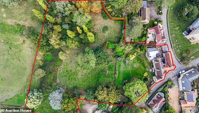 يجب أن تكون هناك أرض: يحتوي العقار على فدانين تقريبًا من الحدائق