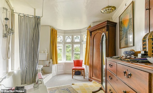 المناظر: تتمتع العديد من الغرف في المنزل بإطلالات على الحديقة والمناطق الريفية المحيطة