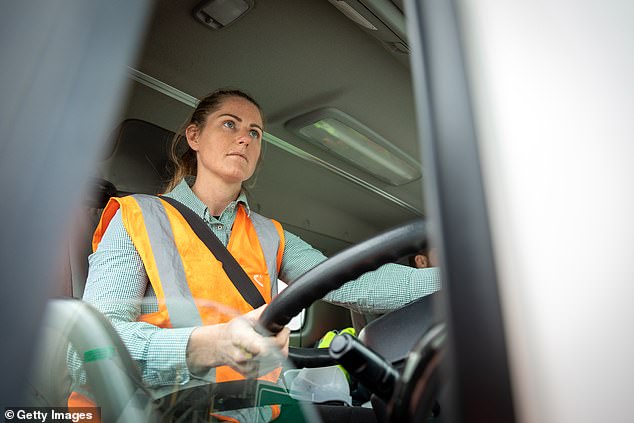 تبدأ الوظائف التي تتطلب ترخيص HGV عادةً بحوالي 30.000 جنيه إسترليني سنويًا