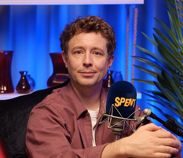 استضافه المقدم الحائز على جوائز مات إدموندسون، قضى! يضع المشاهير في المقعد الساخن لمشاركة إيصالاتهم والكشف عن المشتريات، الكبيرة أو الصغيرة، التي أثرت على حياتهم