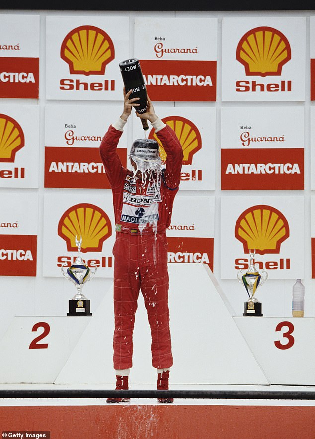 على الدرجة العليا من المنصة، بقي سينا ​​متجهمًا لأن جسده المتضرر بالكاد كان قادرًا على حشد القوة لرفع الكأس أو زجاجة من الشمبانيا لتصب فوق رأسه - وهي الصورة التي أصبحت أسطورية في فولكلور الفورمولا 1.