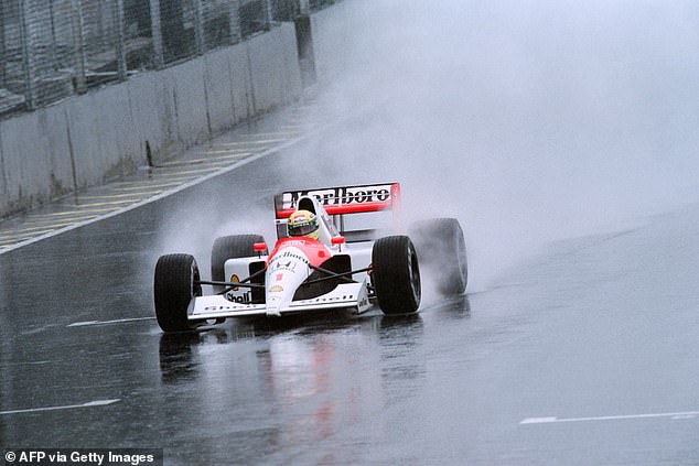 بعد أن واجهت بالفعل ظروفًا صعبة، مع هطول أمطار غزيرة أثناء السباق، فقدت علبة التروس في ماكلارين الترس الرابع في اللفة 60 من 71. بحلول اللفة 69، لم يتمكن من القيادة إلا بالسرعة السادسة، وكانت السيارة على وشك التوقف عند المنعطفات البطيئة.