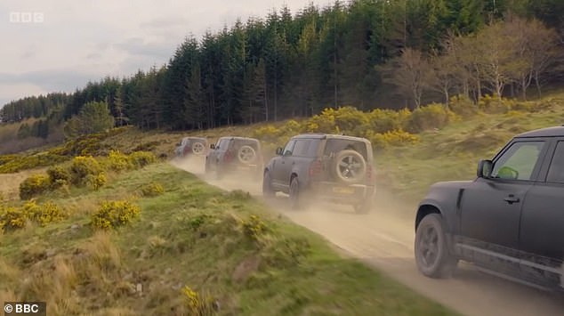 قافلة من 110 ديفندرز الجدد تنقل المشاهير ذهابًا وإيابًا بين مائدة الإفطار في الصباح والتحديات والمائدة المستديرة وأسرتهم