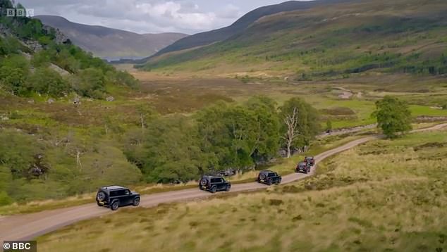 تُعد المرتفعات الاسكتلندية المشهد المثالي لإظهار أكثر سيارات جاكوار لاند روفر مبيعًا - مع صلابة سيارات الدفع الرباعي وأناقتها التي تبرزها المناظر الخارجية المثيرة.