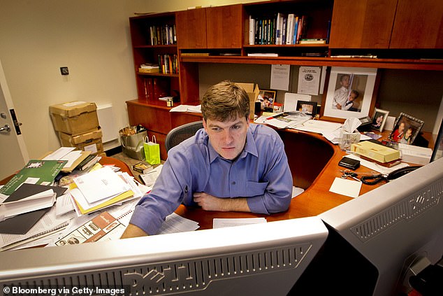 تفاصيل المبلغ الذي سيجنيه بيري إذا كانت رهاناته ضد الذكاء الاصطناعي غير معروفة، ولكنها تستند إلى الإيداعات التنظيمية للأشهر الثلاثة حتى نهاية سبتمبر.