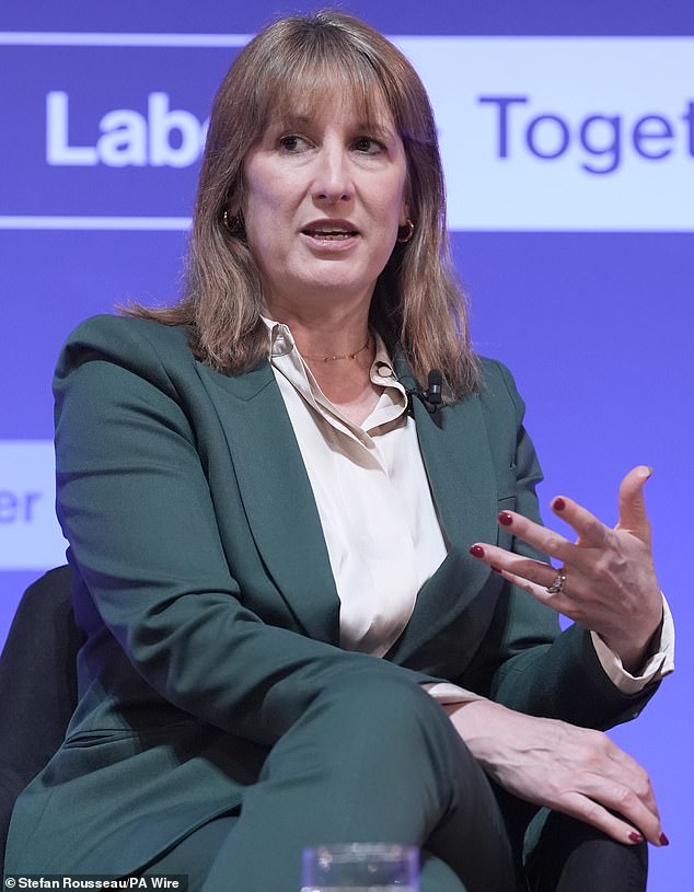 أدت المخاوف من تعرضهم للضرب من قبل المستشارة إلى قيام المدخرين بسحب مبالغ ضخمة من النقد