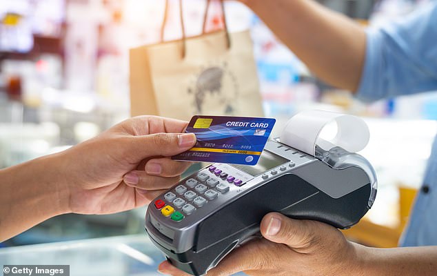 عادات الإنفاق: قال باركليز إن الإنفاق الاستهلاكي تراجع الشهر الماضي مع انتظار المتسوقين لصفقات الجمعة السوداء وميزانية الخريف.