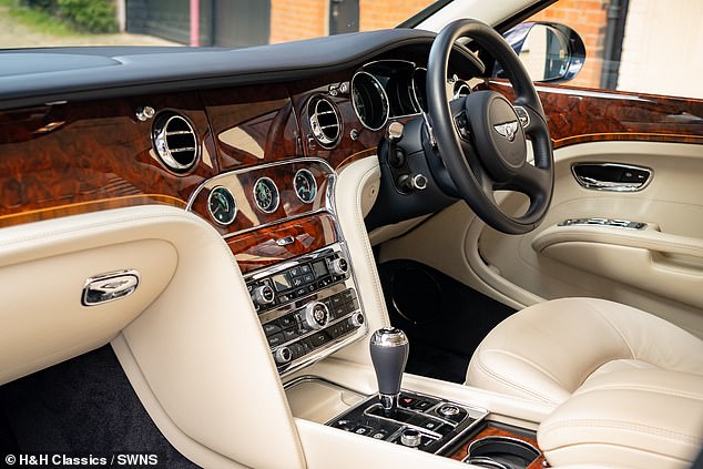 تأتي السيارة كاملة مع جلد ماجونليا الداخلي والمعدات الأصلية بما في ذلك نظام التعليق الهوائي للعجلات الأربع، والديكور الداخلي من خشب الجوز، والراديو الرقمي، واستقبال التلفزيون.