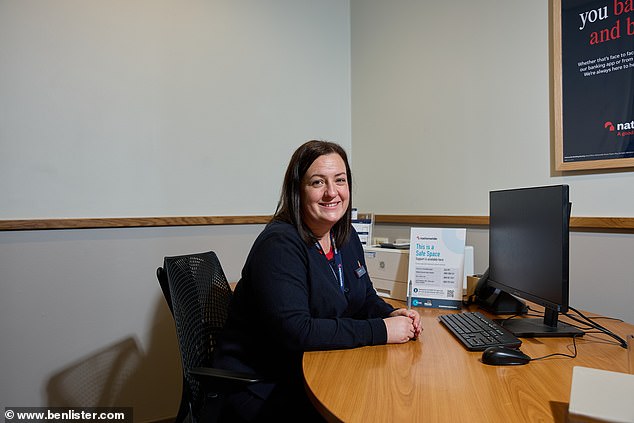 يعرف مدير الفرع كايلي العديد من العملاء الذين يظهرون بالاسم